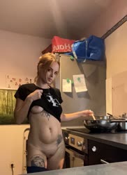 Du kommst von einen langen anstrengenden Arbeitstag nach hause und [F]indest mich so in der kÃ¼che. Was tust du?ðŸ˜œ