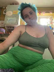 feeling good in my chubs today (mixing potting medium for my plants on the kitchen floor ðŸ˜…ðŸ’™ðŸ’šðŸ©µ)