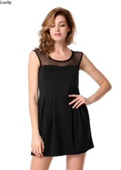 SchÃ¶ne Frau in einem schwarzen Kleid