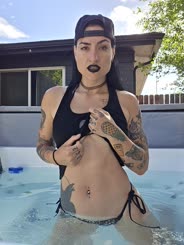I f eellikeImighthavetoomanyclothesforthehottub