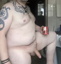  M moin WersagtdenndasdieKptainsposenurmitnemfussaufmfassundmitrumgeht   