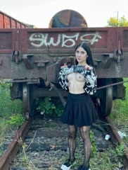 I like to wear few clothes when I walk in public