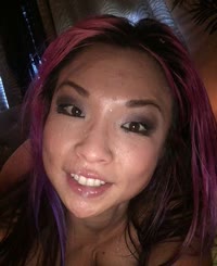 Lustige Frauen mit Pink Haaren