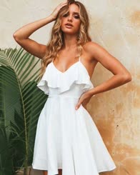 SchÃ¶ne Blondine in weiÃŸem Kleid posiert fÃ¼r Pornhub