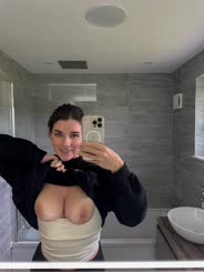 quickbathroomselfiebeforemyplumberturnsup   
